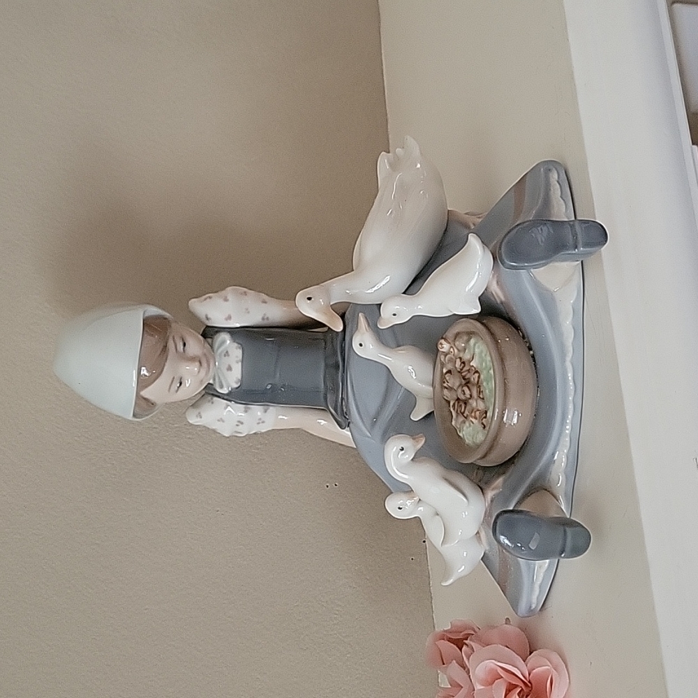 LLADRO' Vintage 1980 "My Hungry Brood" Retired Figurine